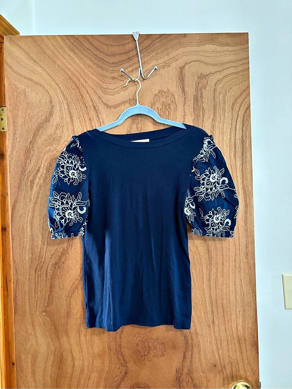 LOFT Floral Sleeve Top in Blue & White Size Medium